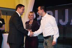 Toni Balažič, predsednik žirije Effie 2008, je čestital Ireni Lukančič, vodji blagovne znamke Lekadol ter Benjaminu Ivančiču iz Originala