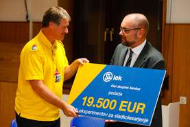 President of the Lek Board of Management Vojmir Urlep presented the Director of the House of Experiments Miha Kos with a check for Diabiking