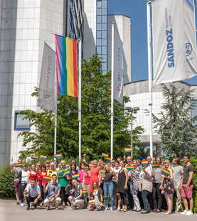 Pred poslovno stavbo Novartisa v Sloveniji izobesili mavrično zastavo