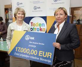 Katarina Klemenc, Head Corporate Communication at Lek, handed a check for 17.000 euros to Darja Groznik, president of the Slovene Association of Friends of Youth