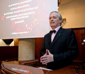 Zbrane na slavnostni akademiji je s srčnim govorom pozdravil direktor Slovenske znanstvene fundacije dr. Edvard Kobal