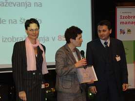 Z leve proti desni: Jasna Kos-vodja izobraževanja v Leku, Darija Brečevič-direktorica Kadrov v Leku, Fikret Basanovič-strokovni sodelavec za izobraževanje v Leku