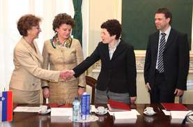 V imenu Leka je sporazum o strateškem partnerstvu podpisala Darija Brečevič, članica Lekove uprave in direktorica Kadrov.