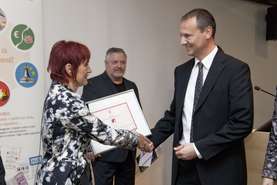 Samo Roš from Lek accepts the award from Dr Daniela Brečko and Dr Bogdan Lipičnik