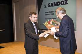 Aleksander Resman je Novartisovo nagrado Viva prejel iz rok Gerharda Schaeferja, člana izvršnega odbora Sandoza