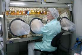 Testiranje sterilnosti izdelkov v novem mikrobiološkem laboratoriju