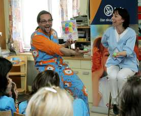 Magician Grega entertaining the children and the staff at the Pediatric Clinic