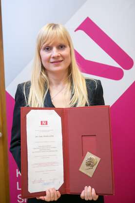 Preglovo nagrado je prejela dr. Tina Trdan Lušin, raziskovalka v Sandozovem razvojnem centru Slovenija