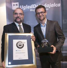 Vojmir Urlep receives the award from Tomaž Dimnik, co-founder of MojeDelo.com