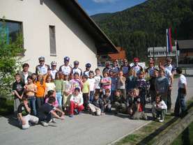 The Lek cyclists with Marko Baloh and the pupils of the Josip Vandot primary school. 
