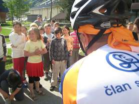 The cyclists stop in front of the Josip Vandot primary school in Kranjska gora. 