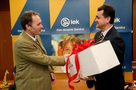  Aleš Süssinger, direktor Marketinga in prodaje Slovenija v Leku (desno) predaja darilni paket dr. Jerneju Završniku, vodji Enote za zdravstveno varstvo predšolskih otrok v ZD dr. Adolfa Drolca Maribor