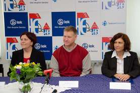 Od leve: Ravnateljica DOŠ I Lendava Tatjana Sabo, dr. Miha Kos iz Hiše eksperimentov in Gizela Štampar, direktorica Proizvodnje Lendava v Leku, članu skupine Sandoz