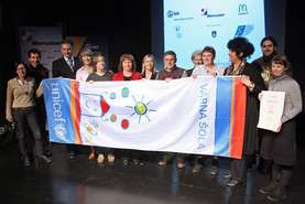 Schools that received awards and flags and the representatives of UNICEF, Zaletalnica, Lek, Mercator and McDonalds