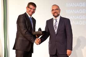 President of Manager's Assocation Dejan Turk giving award to Vojmir Urlep