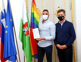 Od leve: Salvatore Carmisciano, vodja LGBTI v Novartisu v Sloveniji in Dejan Crnek, podžupan MOL