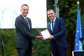 Robert Ljoljo, President of the Board of Management of Lek and Novartis Country President accepted the recognition for cooperation in research from prof. dr. Gregor Anderluh, director of National Institute of Chemistry.