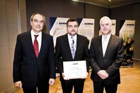 Od leve proti desni: Gerhard Schaefer, član izvršnega odbora Sandoza, Aleksander Resman in Andreas Rummelt, predsednik uprave Sandoza