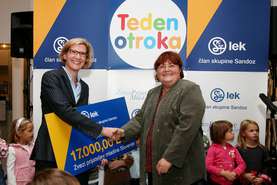 Članica uprave Leka Anette Weber je generalni sekretarki Majdi Struc izročila 17.000 evrov za programe Zveze prijateljev mladine Slovenija