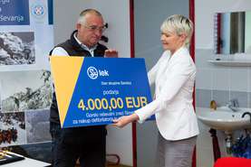 Mojca Pavlin from Lek Corporate Communications presented the president of MRAS Igor Potočnik with a donation check.