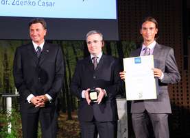 Borut Pahor, predsednik Republike Slovenije ter prejemnika zlatega priznanja za najboljšo inovacijo dr. Zdenko Časar in dr. Gaj Stavber iz Leka, člana skupine Sandoz