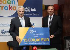 Member of the Lek Board of Management Samo Roš (right) donated the check to the President of the SAFY Franc Hočevar (left)