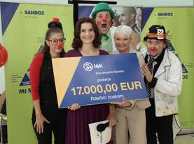 Mojca Pavlin from Lek Corporate Communications presented the Red noses with a check for this year's cooperation