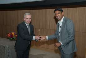 Vas Narasimhan, predsednik uprave Novartisa, podelil nagrado izr. prof. dr. Zdenku Časarju