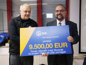Lek CEO Vojmir Urlep handed over a check to Dušan Polajnar from Slovenian Mountain Rescue Association