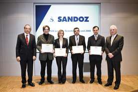 Prejemniki nagrade Viva iz Sandoza skupaj z Gerhardom Schaeferjem, članom izvršnega odbora Sandoza in Andreasom Rummeltom, predsednikom uprave Sandoza