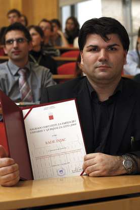 Rade Injac je z zadovoljstvom prejel nagrado Raziskovalec leta 2007/2008.
