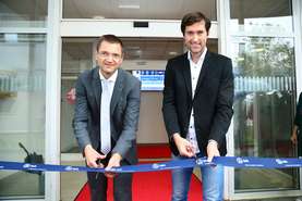 Nove laboratorije sta odprla levo direktor Razvojnega centra Matjaž Tršek, desno vodja RC farmacevtskega razvoja v RC dr Luka Peternel