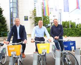 Ljubljana Mayor Zoran Janković, Robert Ljoljo, President of the Board of Directors of Lek and Novartis in Slovenia, and Matjaž Čepon, Technical Director of Europlakat, together with Lek cyclists, handed over 20 bicycles to the self-service bicycle rental system operated by Europlakat.