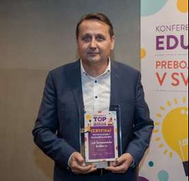 Certifikat TOP investitor v izobraževanje je v imenu Leka prevzel Fikret Bašanović, kadrovski partner za podporo sodelavcem pri izobraževanju