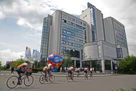 Prihod Lekovih kolesarjev na cilj kolesarskega maratona pred poslovno stavbo Leka v Ljubljani. 