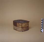 Lesena škatla z napisom "Pulv. Radix Rhei"