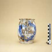 Apothecary jar, with inscription "Ung. De Tutia"